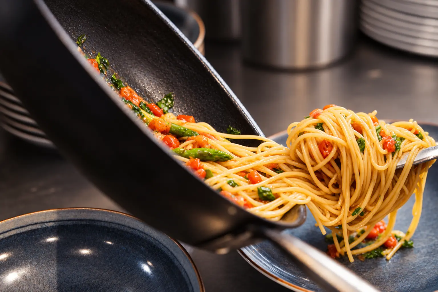 Frisch zubereitete Pasta wird auf einen Teller angerichtet