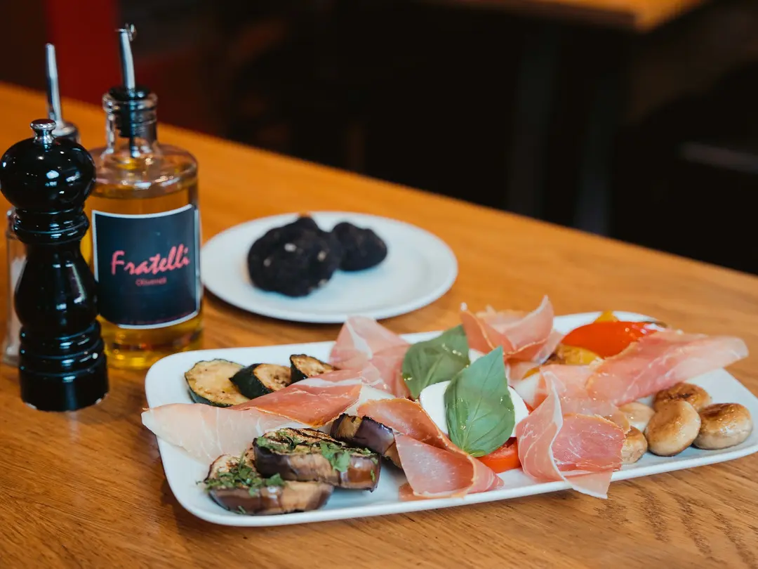 Italienische Antipasti mit Parmaschinken, gegrilltem Gemüse und Mozzarella bei Fratelli Düsseldorf-Oberkassel