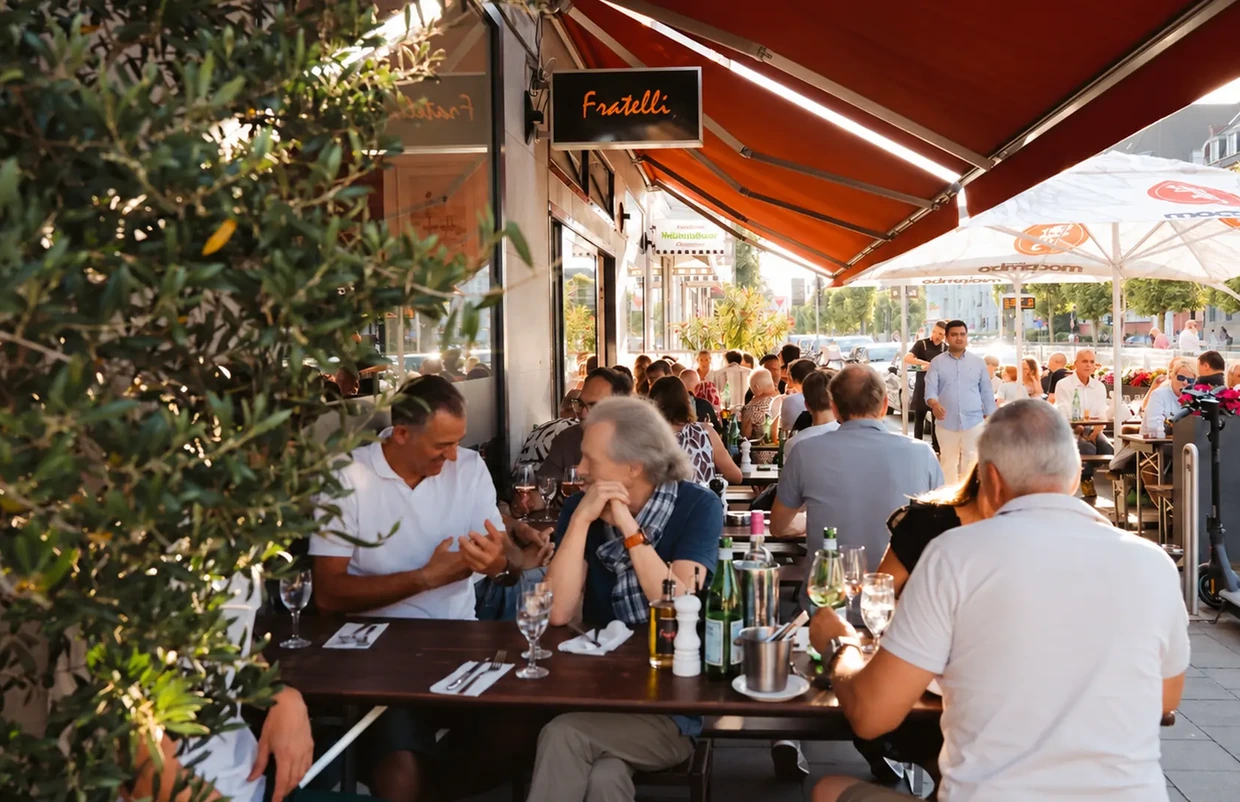 Volle Außenterrasse der Pizzeria Fratelli in Düsseldorf-Oberkassel