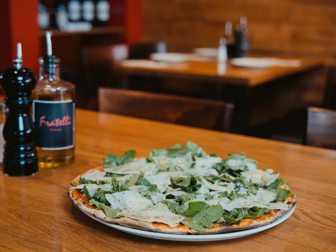 Frisch zubereitete Pizza bei Fratelli in Düsseldorf-Oberkassel
